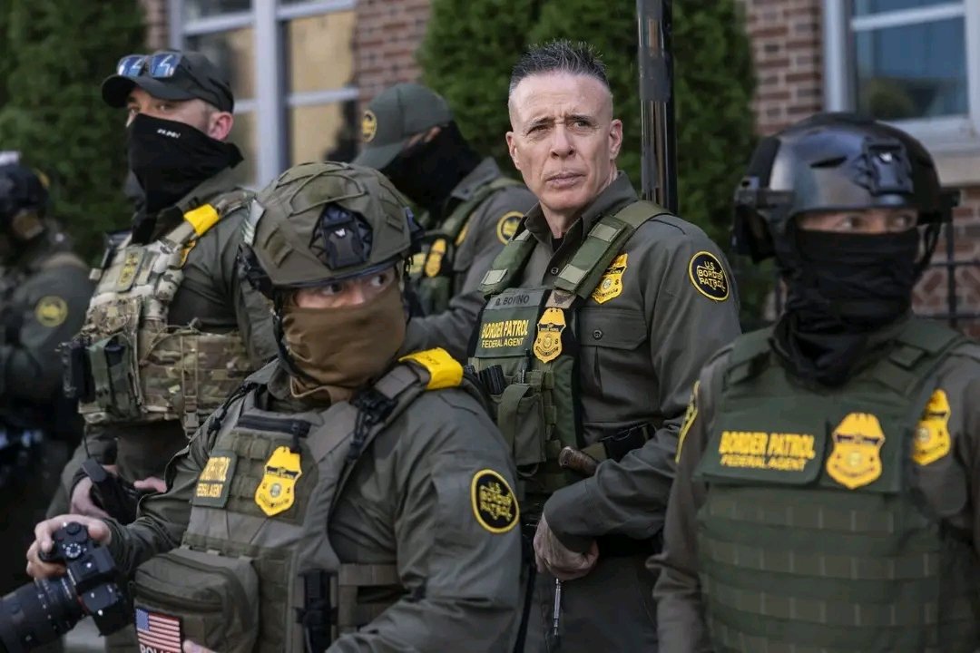 voxbyzz's tweet photo. 🚨🇺🇸États-Unis : Les agents de l’ICE peuvent désormais entrer de force dans des domiciles et arrêter des immigrés sur simple présentation d’un mandat administratif d'expulsion signé, dès lors qu’un ordre définitif d’expulsion a été émis par un juge de l’immigration. https://t.co/LfGhpSkI9u
