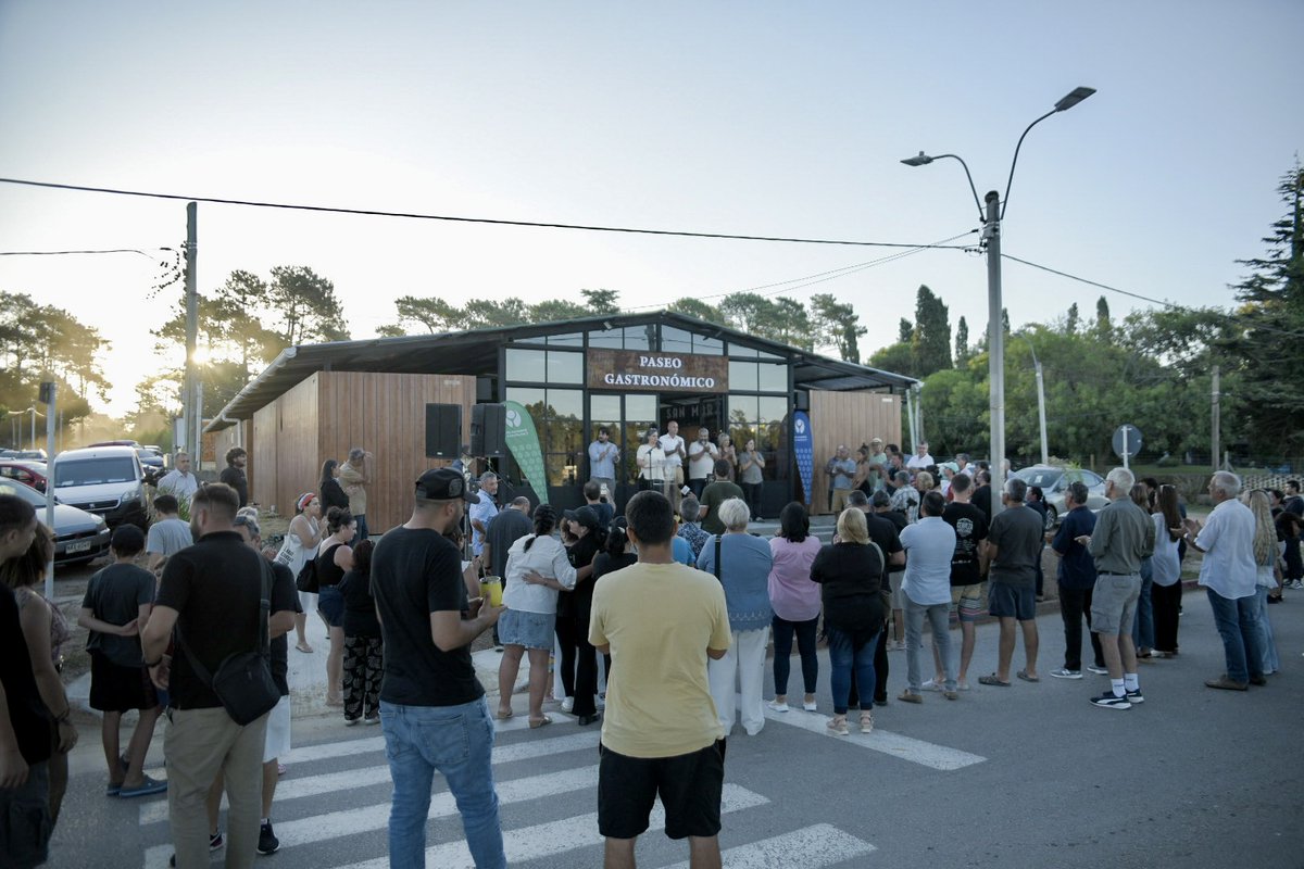 TurismoCanario's tweet photo. 🍽️ Con la presencia de autoridades departamentales y locales, se lleva a cabo la reinauguración del Paseo Gastronómico de Parque del Plata.
Vení a visitarlo en Av. 50 Metros y Rambla Solís Chico, #ParquedelPlata
#CanelonesAvanzaConTurismo
#PaseoGastronómico https://t.co/33p0IvPq6i