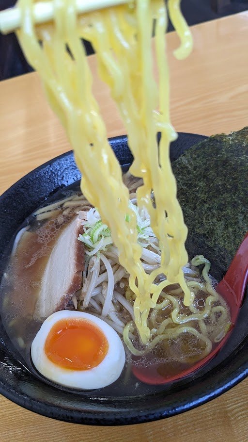 SigZ's tweet photo. 最近オープンしたラーメン屋さんに寄ってみたんだが、もうラーメン屋さんは普通に美味しい。
だけど今のラーメン屋さんは、普通に美味しいだけはリピートしてもらえないので、商売としてすごく難しいと思う。ラーメン屋のアベレージが上がりすぎた。 https://t.co/BVqVAz9lnG