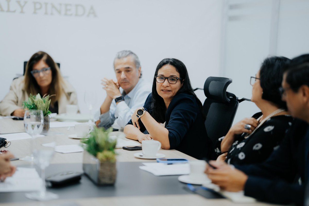 Gloria Reyes tweet media