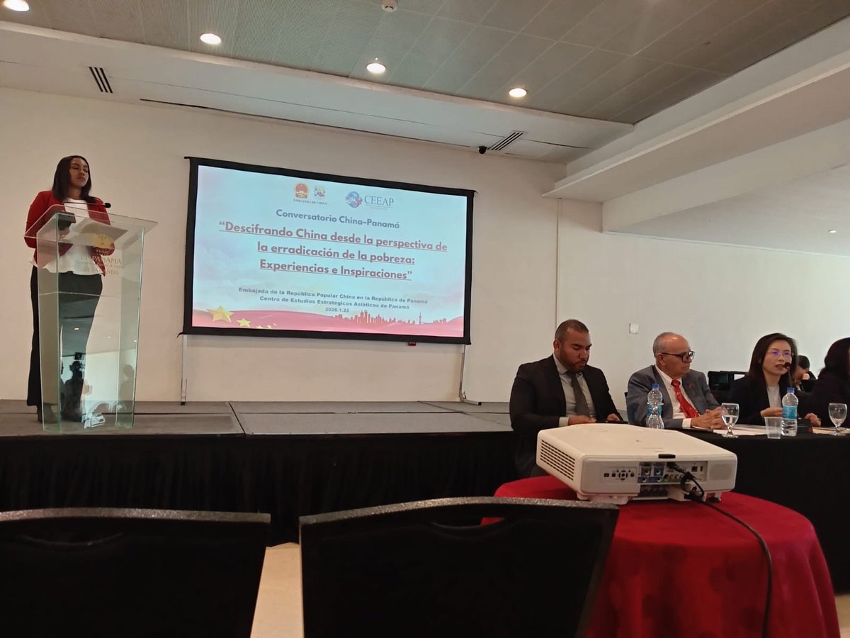 Con éxito CEEAP y la ⁦<a href="/EmbChinaPa/">Embajada de China en Panamá</a>⁩  realizamos en el día de hoy este Conversatorio sobre la Erradicación de la Pobreza en China.  Expositores: Maribel Gordón, Elmer Miranda y René Bracho.  Saludos de Roberto Montañez y Embajadora Xu Xue Yuan,  Moderación: Georgina Tovar