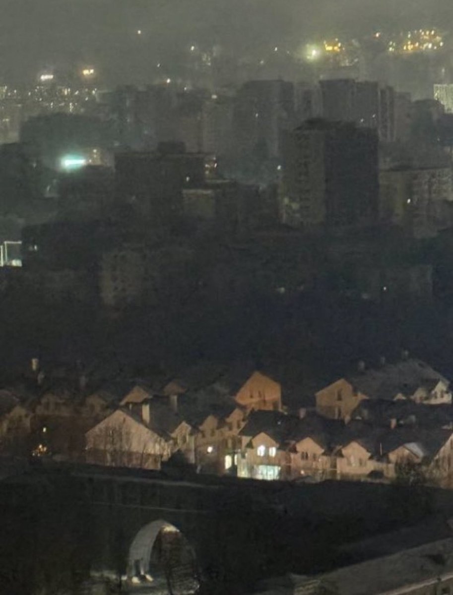 Сүүлийн 10 жилийн авлигын гор, хулгай нь соёл болсон төрийн хариуцлагагүйн зуд!

Ийм харанхуй хотын дүр зураг нь ихэнхдээ эрчим хүчний бодлогын алдаа, дайн, эдийн засгийн хямрал-тай шууд холбоотой байдаг. Зүгээр нэг “техникийн саатал” биш, улсын удирдлага, бодлогын чанарын бодит