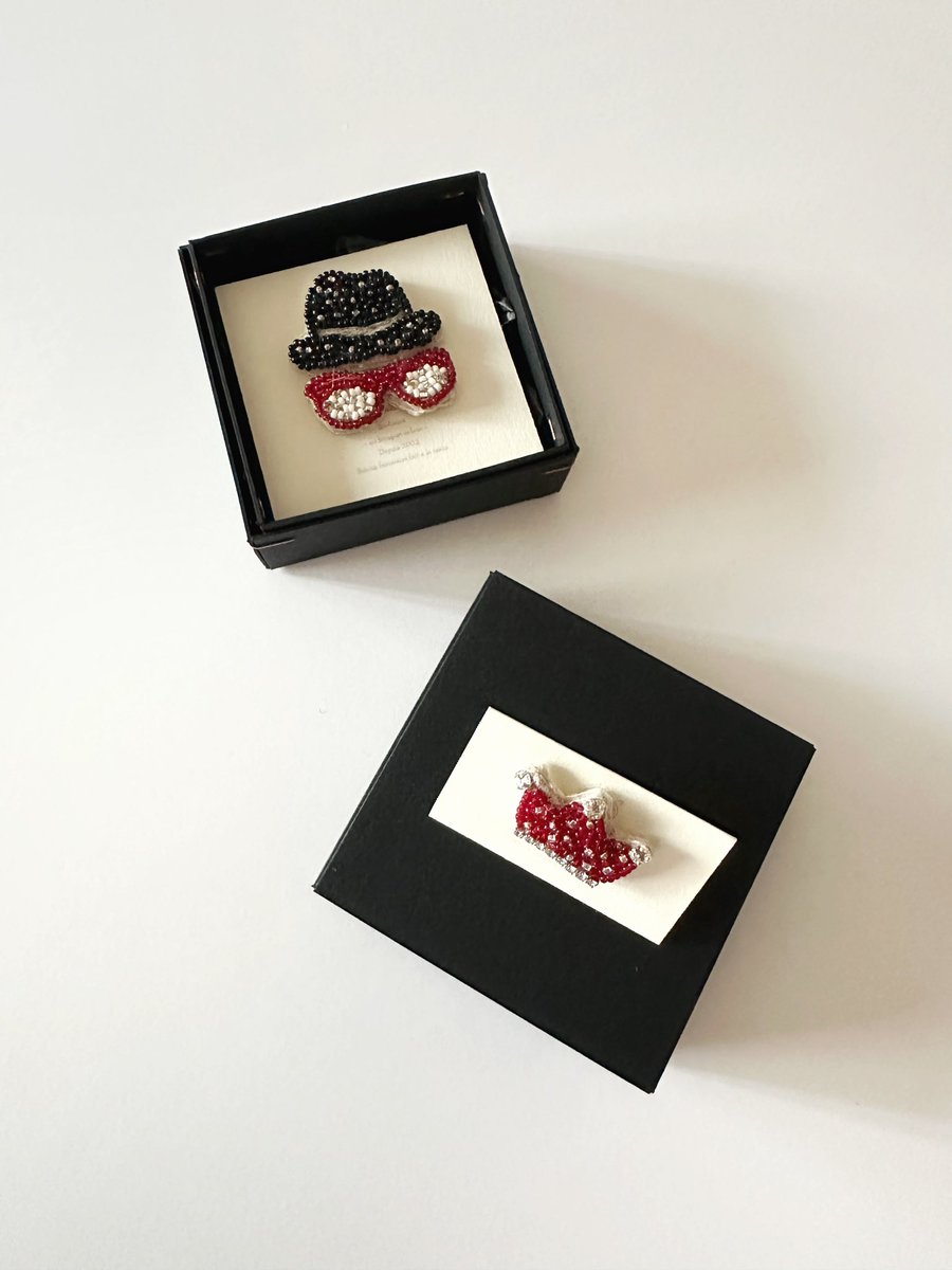 オーダー作品のご紹介。

還暦のお祝いに…と
赤い王冠👑のピンブローチをお選びいただきました。

そしてご自身にも…と
紳士セット🎩👓のピンブローチも✨

大切な方への節目のお祝いにお選びくださり、ありがとうございます🥰