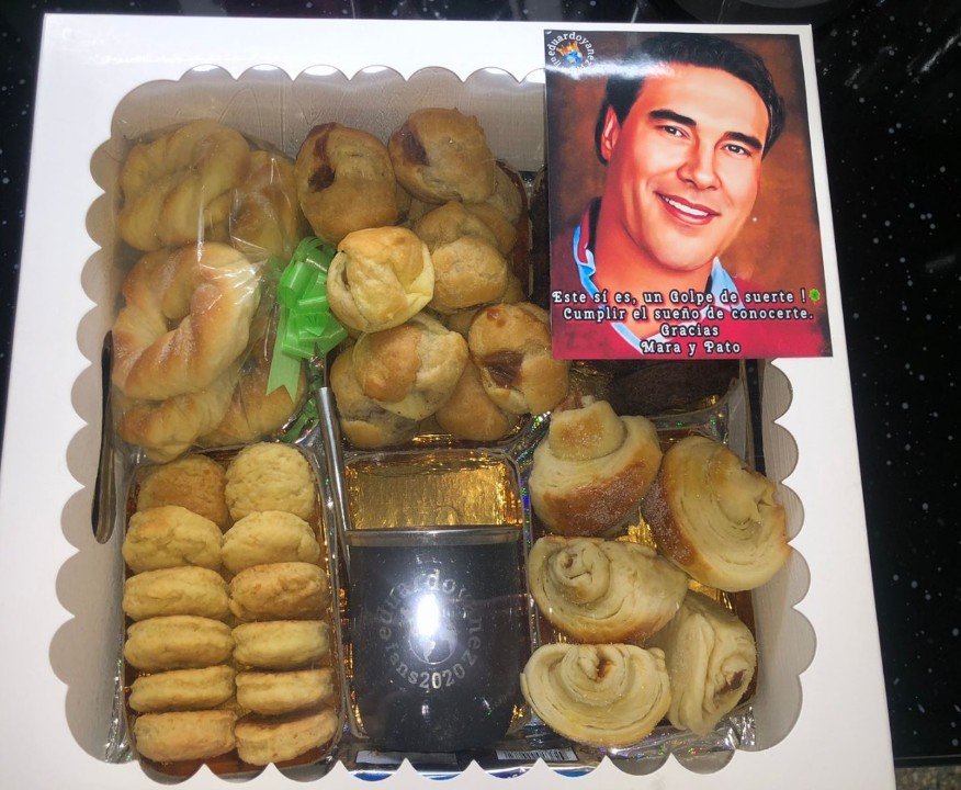 EAllworld's tweet photo. @LaloYanezLue Que lindo tomar mate cuando estuviste en Buenos Aires te regalamos uno con el logo de tu grupo de fans ❤️❤️ Que lindo recuerdo ❤️❤️ https://t.co/Zs5Nj0lFdM
