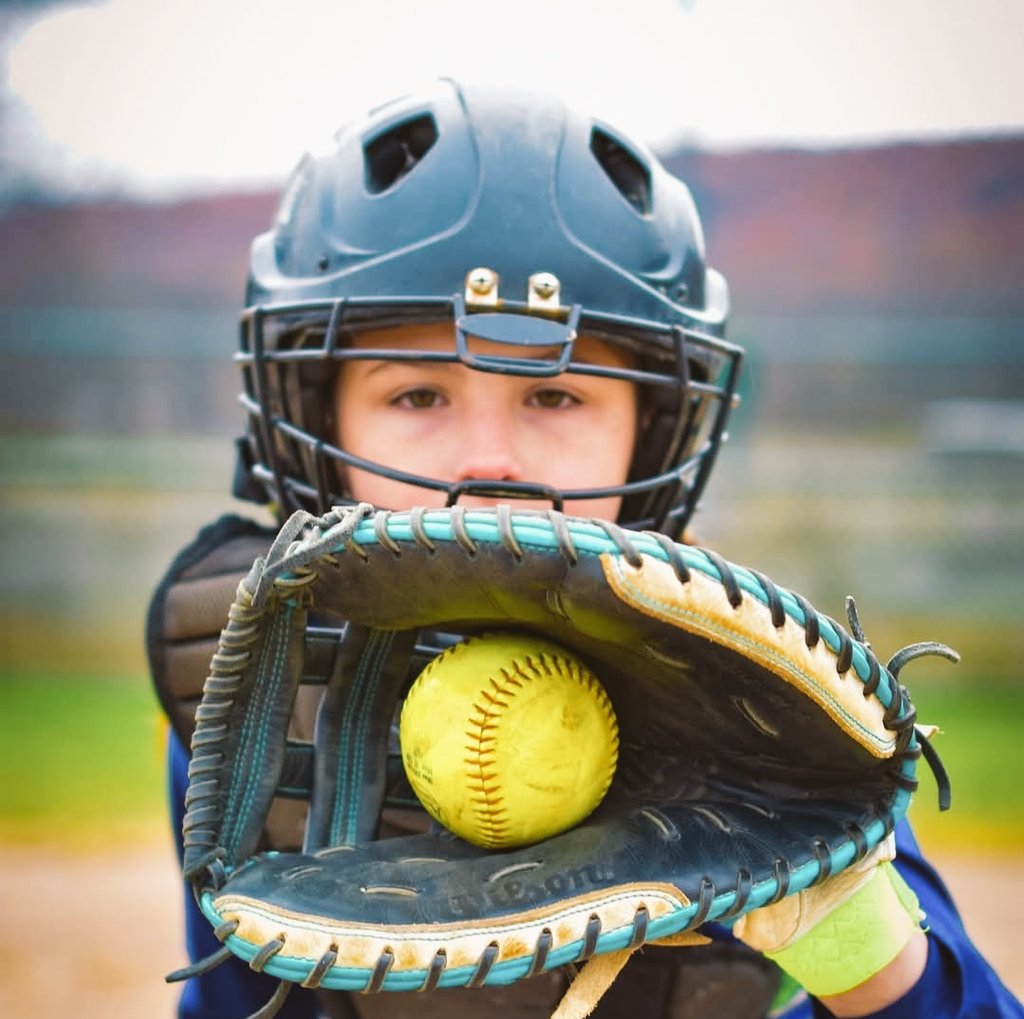 Lexussoftball26's tweet photo. Throw back to mini days and the starting of catching. These throw back pics crack me up. Pretty sure I was 8 on a 10u team in this Pic. LOL https://t.co/nranhF2Toq