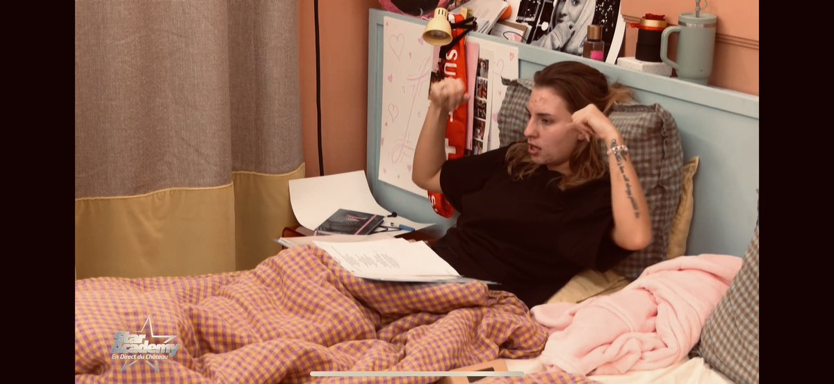 Léa qui répète la chorée à moitié allongée sur son lit 😅. Et bien sûr on n’oublie pas de voter le 1 au 71500 💪🏼 #StarAcademyLeLive