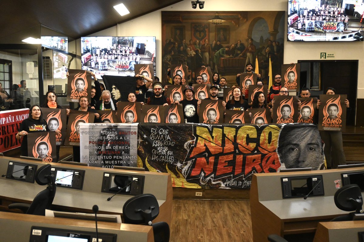 heidy_up's tweet photo. #HeyBogotá | Las calles aún gritan tu nombre, Nicolás. Hoy radicamos en el @ConcejoDeBogota el Proyecto de Acuerdo para que la ciudad te nombre, te recuerde y te dignifique: que la Red Distrital de Bibliotecas Públicas lleve tu nombre y que la Séptima, entre el Planetario y la Plaza de Bolívar, sea la Calle de la Memoria Nicolás Neira.

Este acto es, ante todo, un compromiso con tu memoria y con tu familia. Es decir que Bogotá no olvida, que reconoce su responsabilidad y que convierte el espacio público y la cultura en lugares de verdad, reparación y no repetición. #NicoVive en las calles y en la memoria colectiva.

Y como anexo inevitable de esa memoria, queda una tarea pendiente: mientras existan víctimas de violencia policial, la justicia será incompleta. La memoria de Nicolás también nos recuerda que sigue siendo necesaria una reforma estructural a Policía para que nunca más se repita.