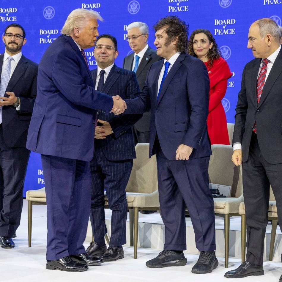 Jackes_is_back's tweet image. 🔴Le pagamos fortuna a él y a la hermana. Viaja por todo el mundo, para en hoteles de mil dólares la noche, y el roñoso va con zapatillas sucias a Davos.

Después de haber llegado con un mameluco de poligrillo. 

Y encima doblez en el pantalón.
Impresentable 🫣