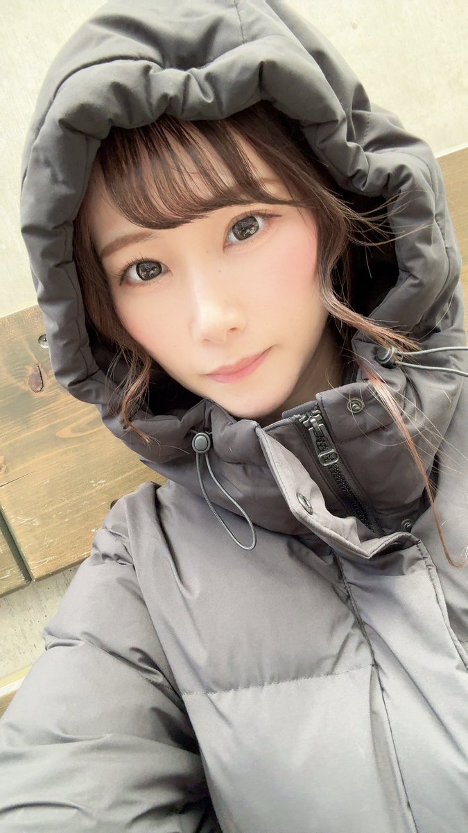 おはよーぐると🥹
毎日寒すぎて出勤時いつもこんなん🤣
フードが風で飛ばないようにぎゅってしてる！笑
金曜日✨がんばろー❤️

#イベントコンパニオン