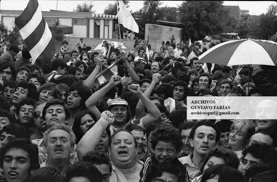 #UnaFotoCualquieraHace 48 años (22/1/1978)
<a href="/CATalleresdecba/">Club Atlético Talleres</a> arriba al aeropuerto de Pajas Blancas después de igualar 1-1 ante Independiente, en Avellaneda, por la primera final del Nacional. Los hinchas le tributaron un recibimiento eufórico.