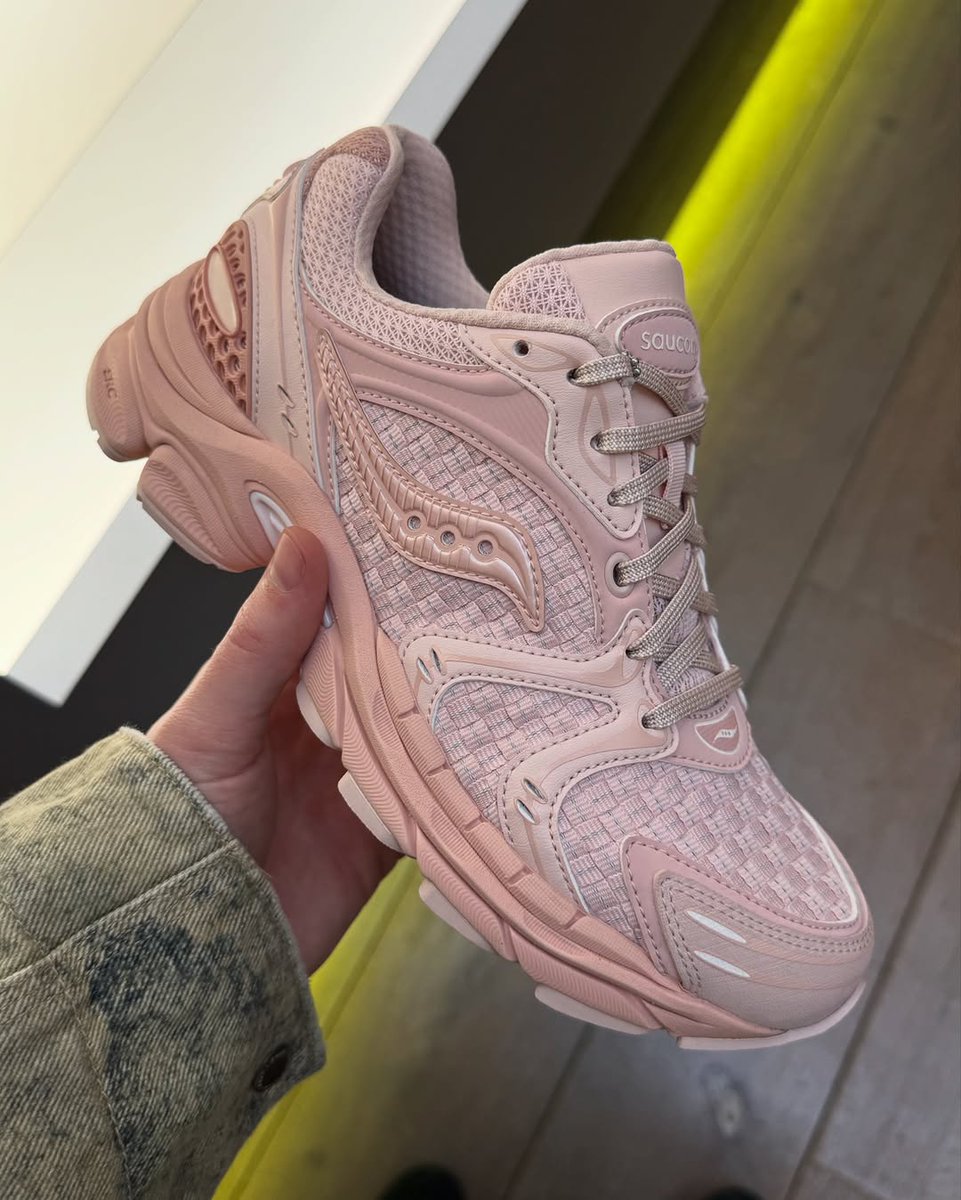 JustFreshKicks tweet media