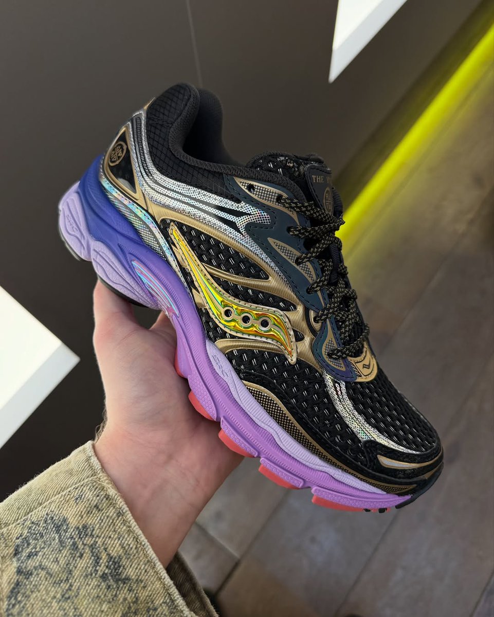 JustFreshKicks tweet media