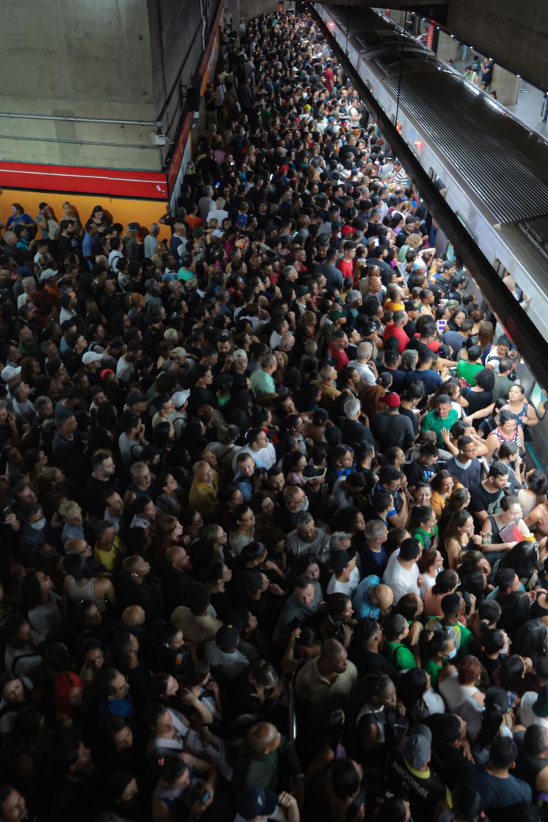 Enquanto Nikolas Ferreira marcha pela libertação de criminosos condenados, milhões de brasileiros caminham diariamente para o trabalho, tentando sustentar suas famílias