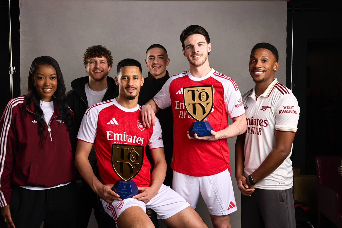 shizelle_'s tweet image. TOTY ⭐️ 

best midfielder and the best defender. first trophies of many this year 🤪❤️