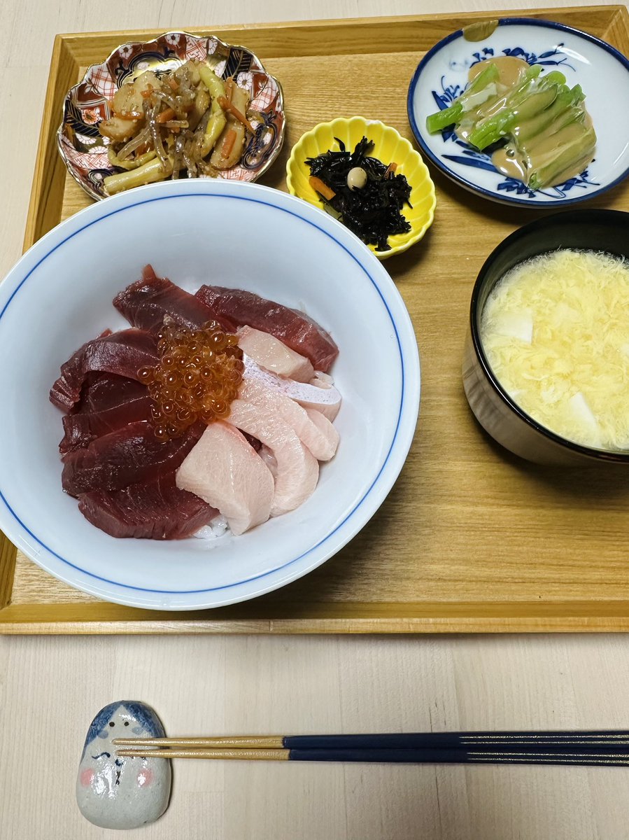 YukariSakamoto's tweet image. Sashimi #Japanesebreakfast. 

Everything was in the refrigerator except for the egg drop soup. The meal comes together quickly. It’s fun to pick the dishes to serve the food. 🥰

#foodsaketokyo #japan #japanesefood