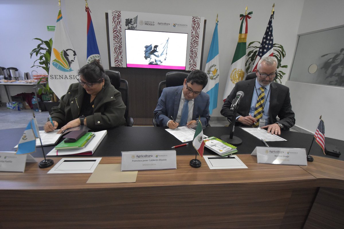 SenasicaFJCE's tweet photo. Este jueves presidimos la #XIReunionMultilateral de Comisionados de México, Estados Unidos y Guatemala del #ProgramaMoscamed y la representación de Belice. 🇲🇽🇺🇸🇬🇹
#SenasicaActua #AgriculturaMx https://t.co/x84QywKPuh