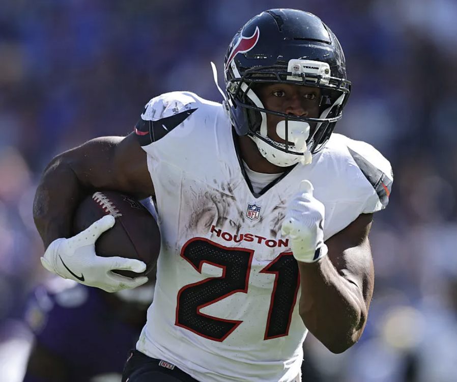 𝐑𝐞𝐩𝐨𝐫𝐭: Veteran RB Nick Chubb won’t be back with the Houston Texans next year, per <a href="/jonmalexander/">Jonathan M Alexander</a>
 
Nick will be a high-demand free agent this offseason.
