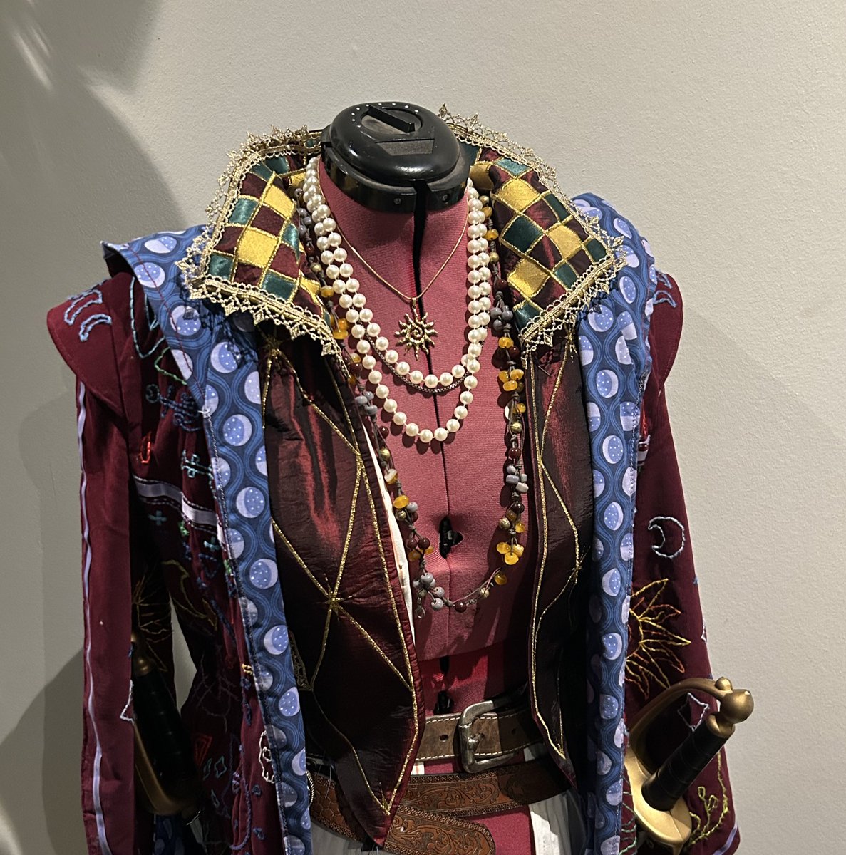 this entire cosplay keeps getting better the more techniques i learn and basically keeps growing with me, so incredibly excited to see how he is going to turn out with the new coat :)