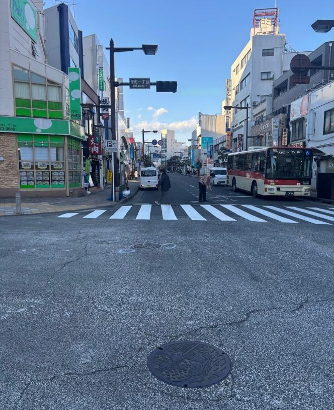 栄町一丁目交差点（スクランブル交差点）内の下水道管路の上部破損が確認され、下水道管路の緊急工事を実施します。確認された下水道管路の一部破損については、アスファルト舗装とセメント安定処理層に埋設されているため、大規模な道路陥没につながることは想定していないとの事です。