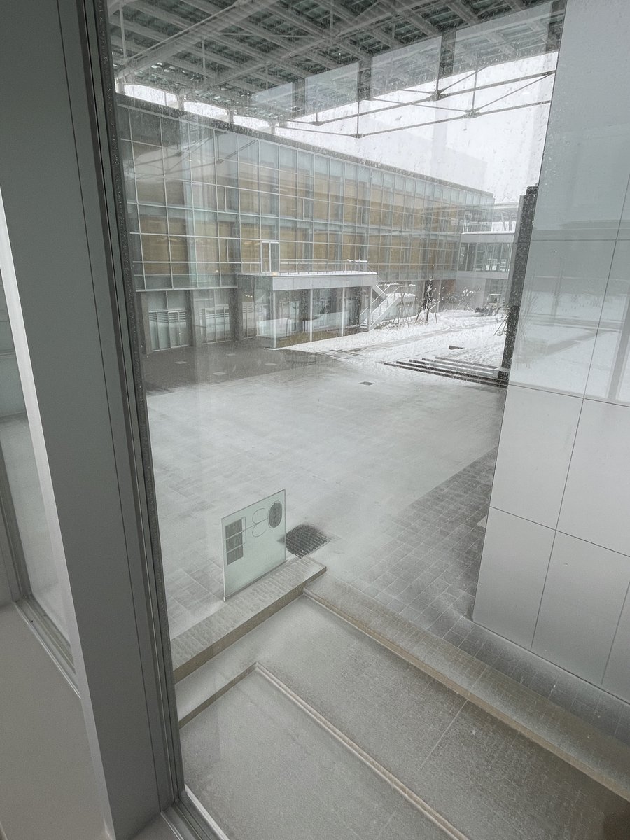 knbmic's tweet photo. 昨日から大屋根の下が積もるくらいの雪なので通学はお気をつけ下さい

#金沢美術工芸大学 https://t.co/pu6YaTxrZc