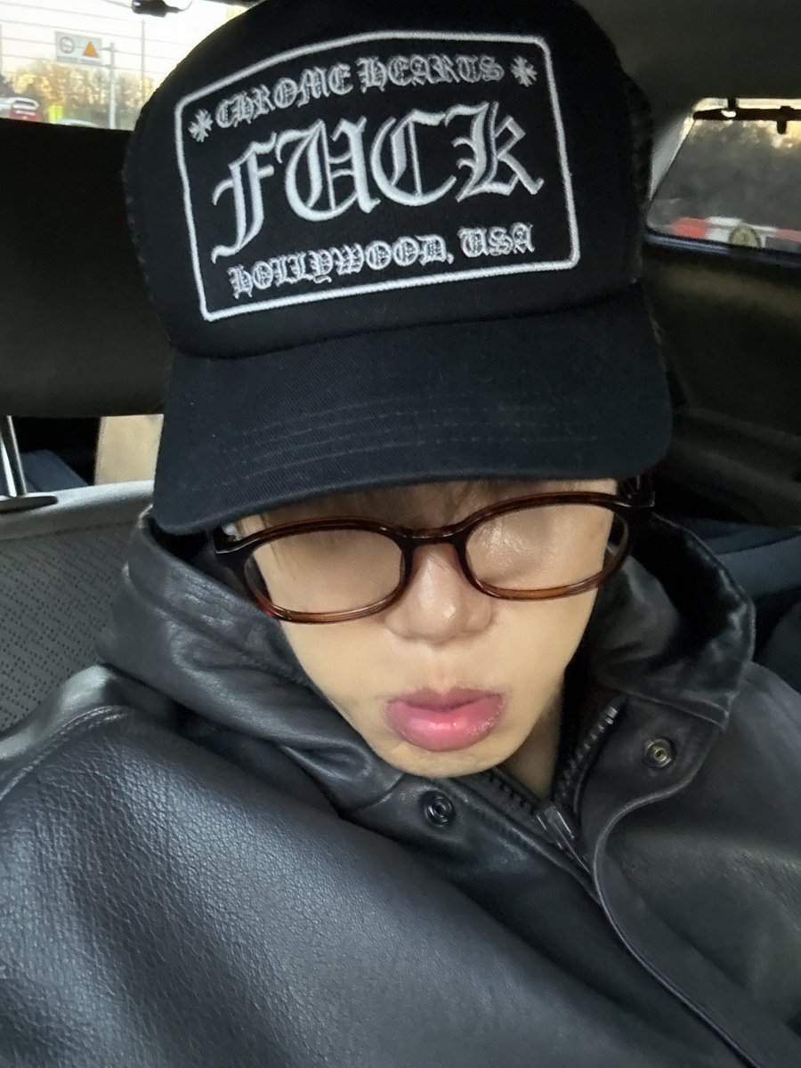 260123 🐻💬 8:42AM

🐻 (Photo)
🐻 Just how far out can my lips go?
🐻 (Photo)
