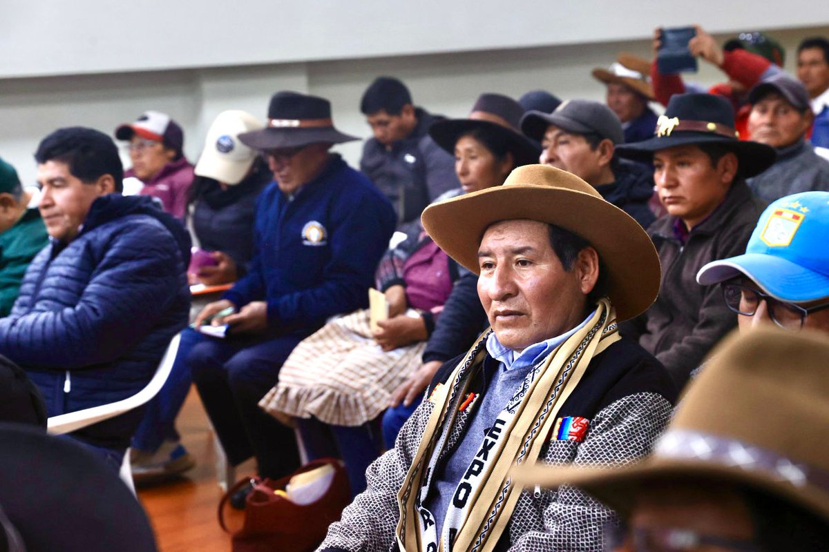 pcmperu's tweet photo. 📍 Cusco | ¡Estado presente en Espinar!

El viceministro de Gobernanza Territorial de la PCM, Francisco Gavidia, participó en la Mesa de Trabajo para el Desarrollo Sostenible de la provincia de Espinar, junto al titular del Minem, Luis Bravo, representantes del gobierno regional y autoridades locales.

En la sesión, atendieron demandas ciudadanas y se conformaron subgrupos de trabajo para impulsar el afianzamiento hídrico y la reactivación de proyectos y obras en beneficio de la población.

#ElPerúATodaMáquina #Cusco