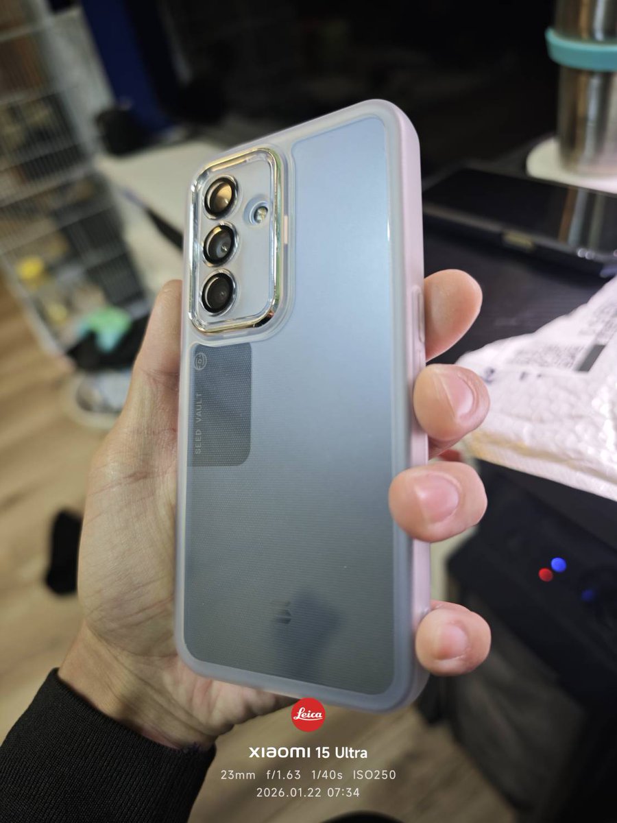 比起官方的手機殼，這個殼更能凸顯出這隻手機的特色，重點是價格還比官方便宜!!!
$SKR
<a href="/solanamobile/">Seeker | Solana Mobile</a>