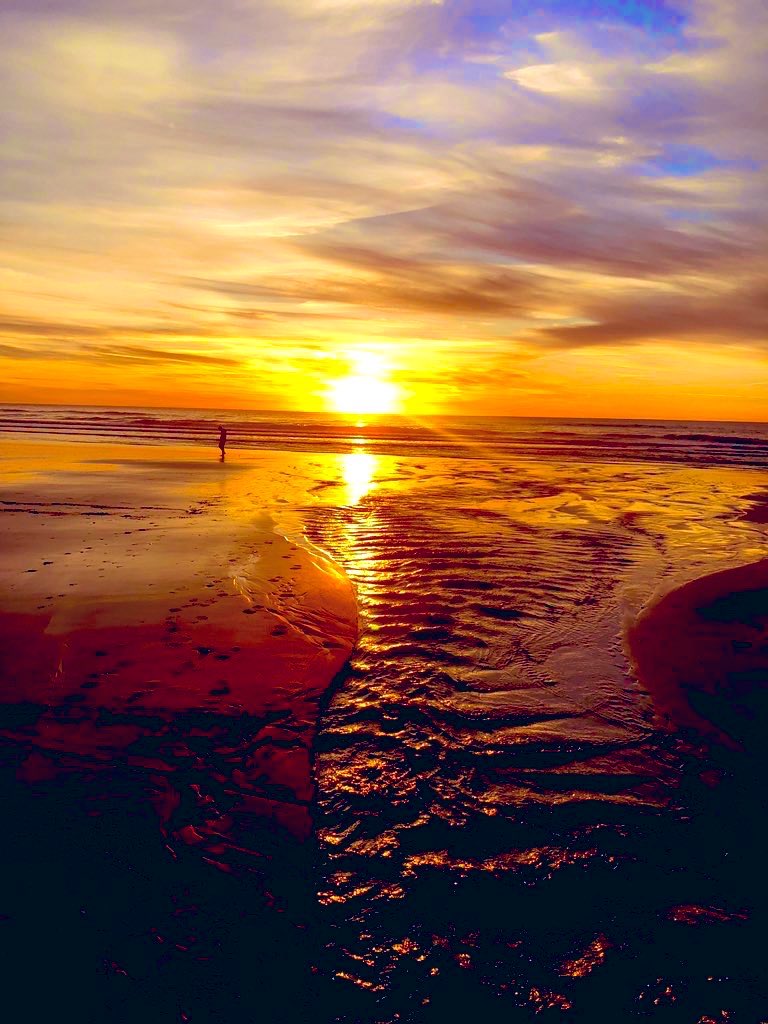 Thundercatt99's tweet image. waves crashing 
some scars have a story
time cannot erase 

#10wordspoet #waves #micropoetry #poetry #WritingCommunity #scars