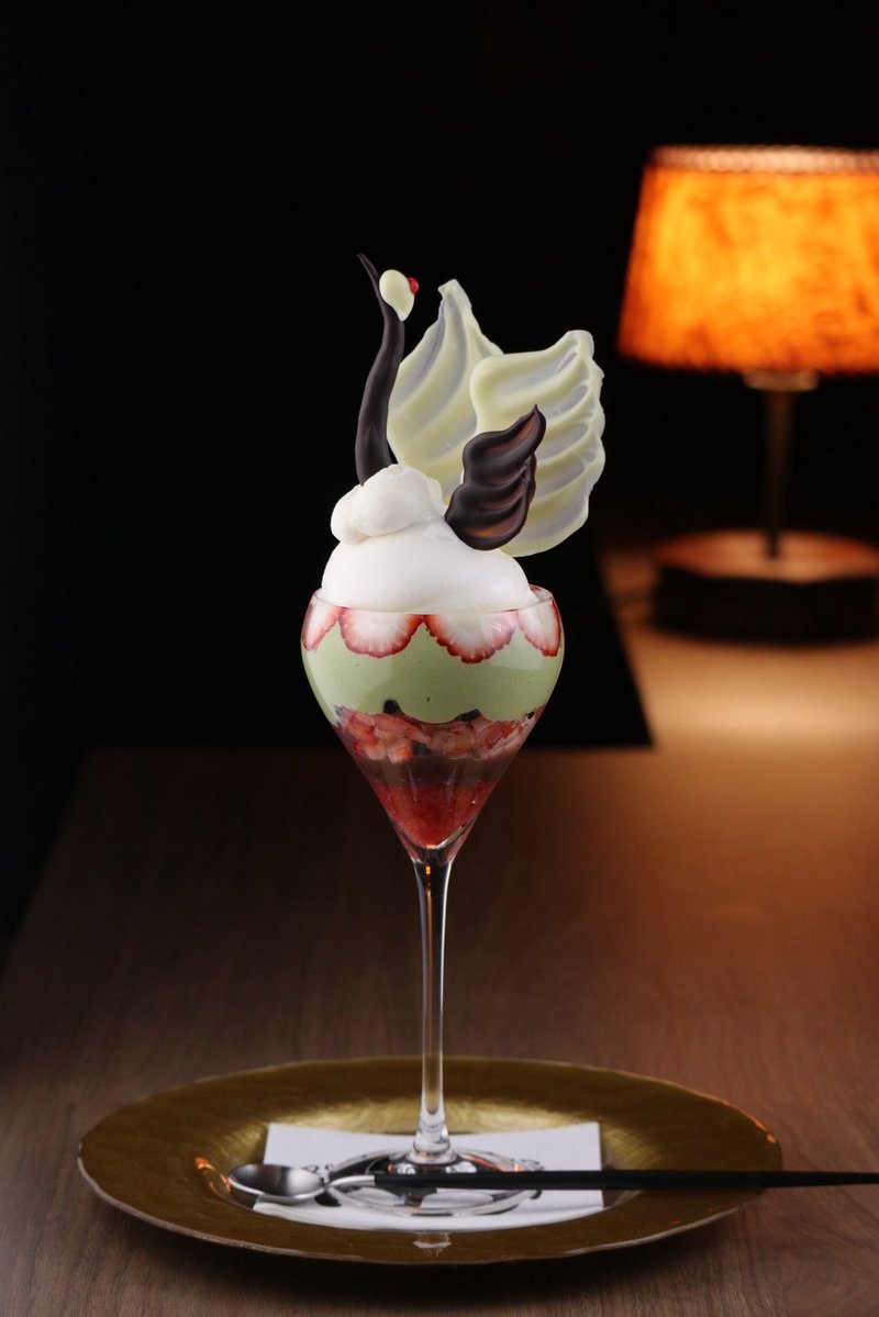 夜パフェ専門店
Parfaiteria PaL 心斎橋

『 苺に鶴 』

夫婦円満の象徴とされ、
日本を代表する鳥、「タンチョウ」を
表現いたしました。

松の実を忍ばせ、
「松に鶴」…のはずが、
気づけば存在感は苺が圧勝です。笑

「単調」ではなく「多様」な味わいを
お楽しみください。