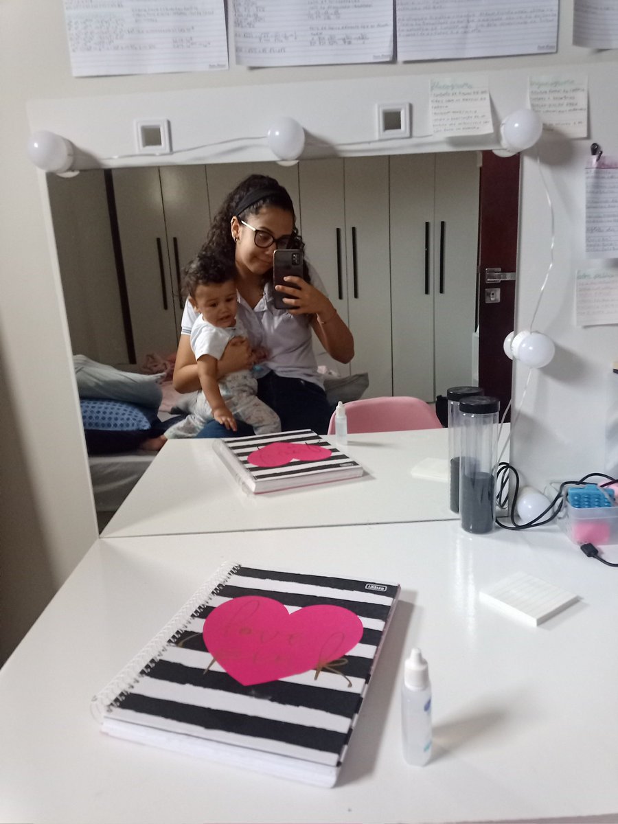 clarezared's tweet image. Fui mãe no segundo ano do ensino médio, aos 16 anos. A partir daí, eu tinha 3h de estudos diárias, um sonho e uma motivação: transformar a minha vida e a vida do meu filho através da educação. Está dando certo :) Vem ser meu aluno e garantir o notão na redação! ❤️