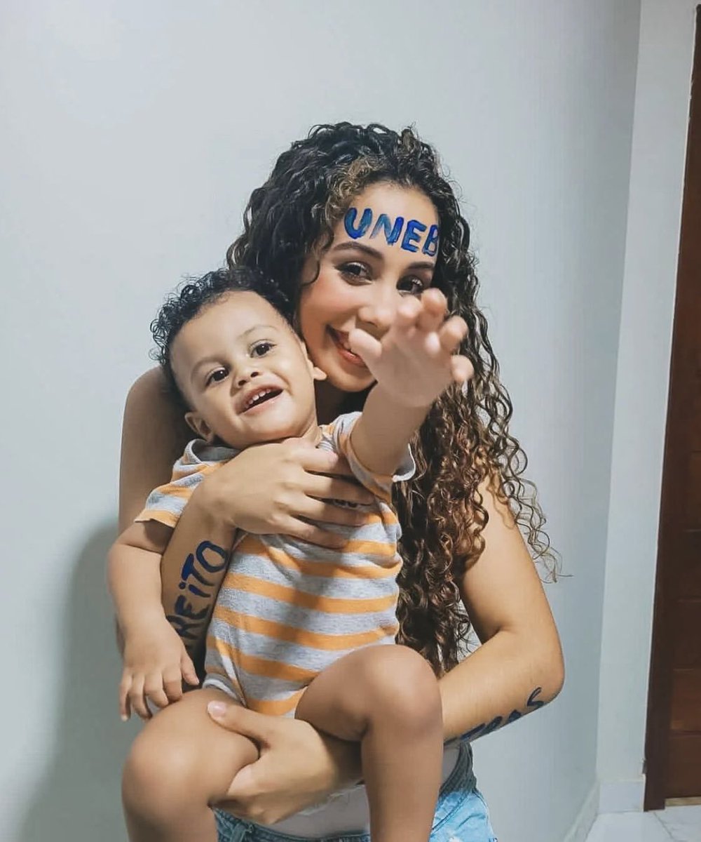 clarezared's tweet image. Fui mãe no segundo ano do ensino médio, aos 16 anos. A partir daí, eu tinha 3h de estudos diárias, um sonho e uma motivação: transformar a minha vida e a vida do meu filho através da educação. Está dando certo :) Vem ser meu aluno e garantir o notão na redação! ❤️