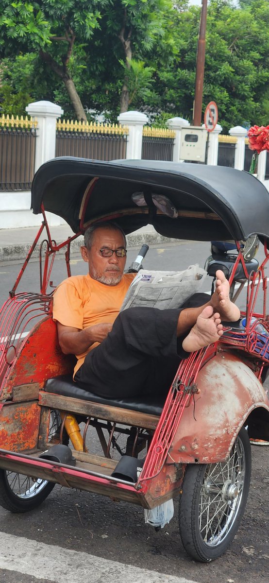 mtaufiqar's tweet photo. @bardanslm di Jogja, tukang becak yang "menganggur" menunggu penumpang, mengisi waktu dengan baca koran, Mas.
warga Jogja memang 'agak laen' dalam literasi.. https://t.co/D3Wxt2QLMO