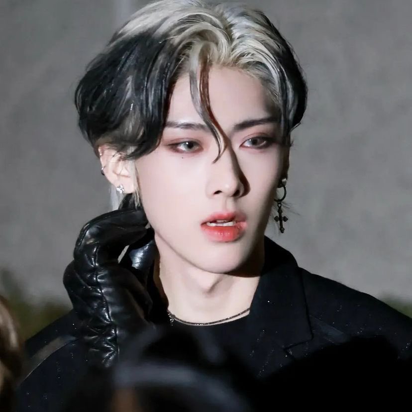 lovelicky088's tweet image. It’s still crazy to me that Ricky’s hair has only been 4 colours and he has had black hair for over a year. Someone honestly needs to make a chart how many times the other members have dyed their hair since debut and to now because I can tell you that there will be a massive gap