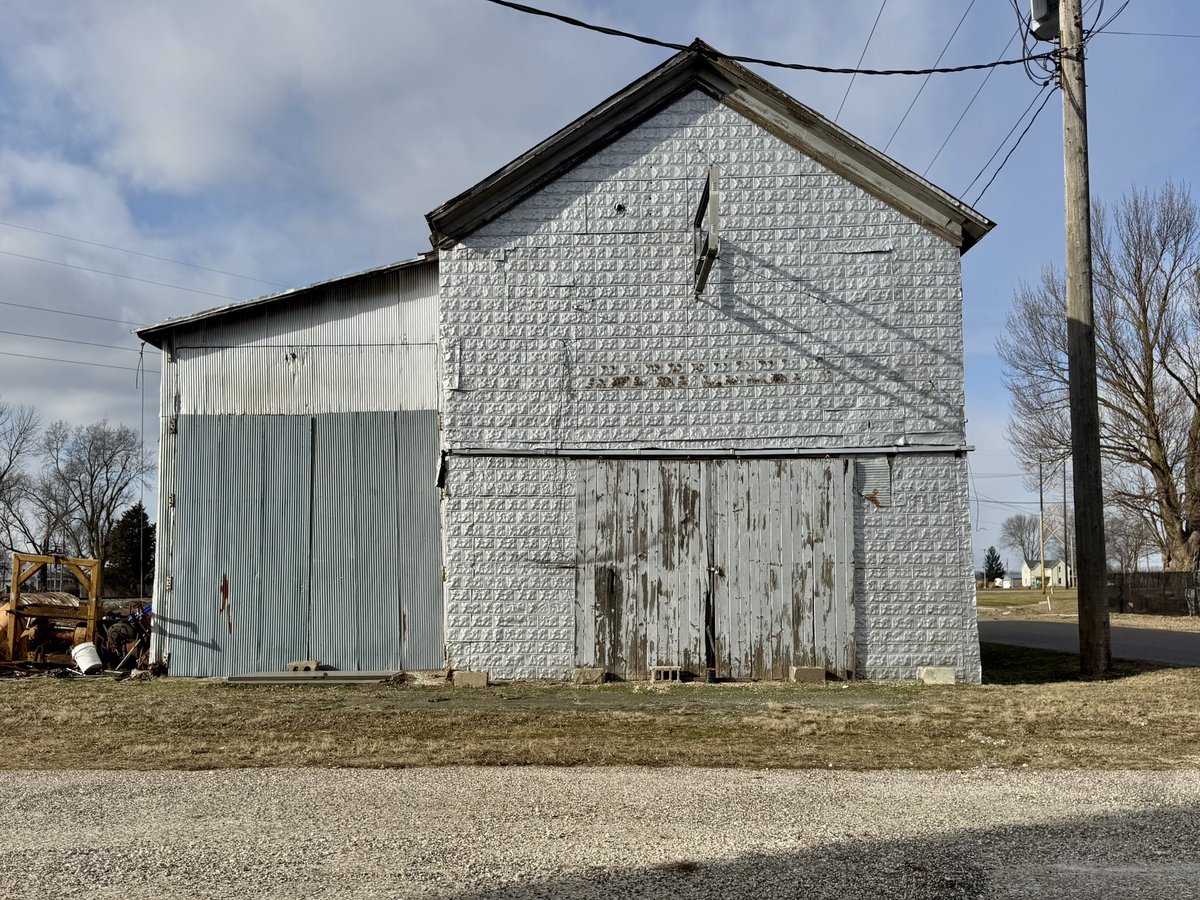 ChickenJoeSTL's tweet image. Hull, Illinois 
Population 392