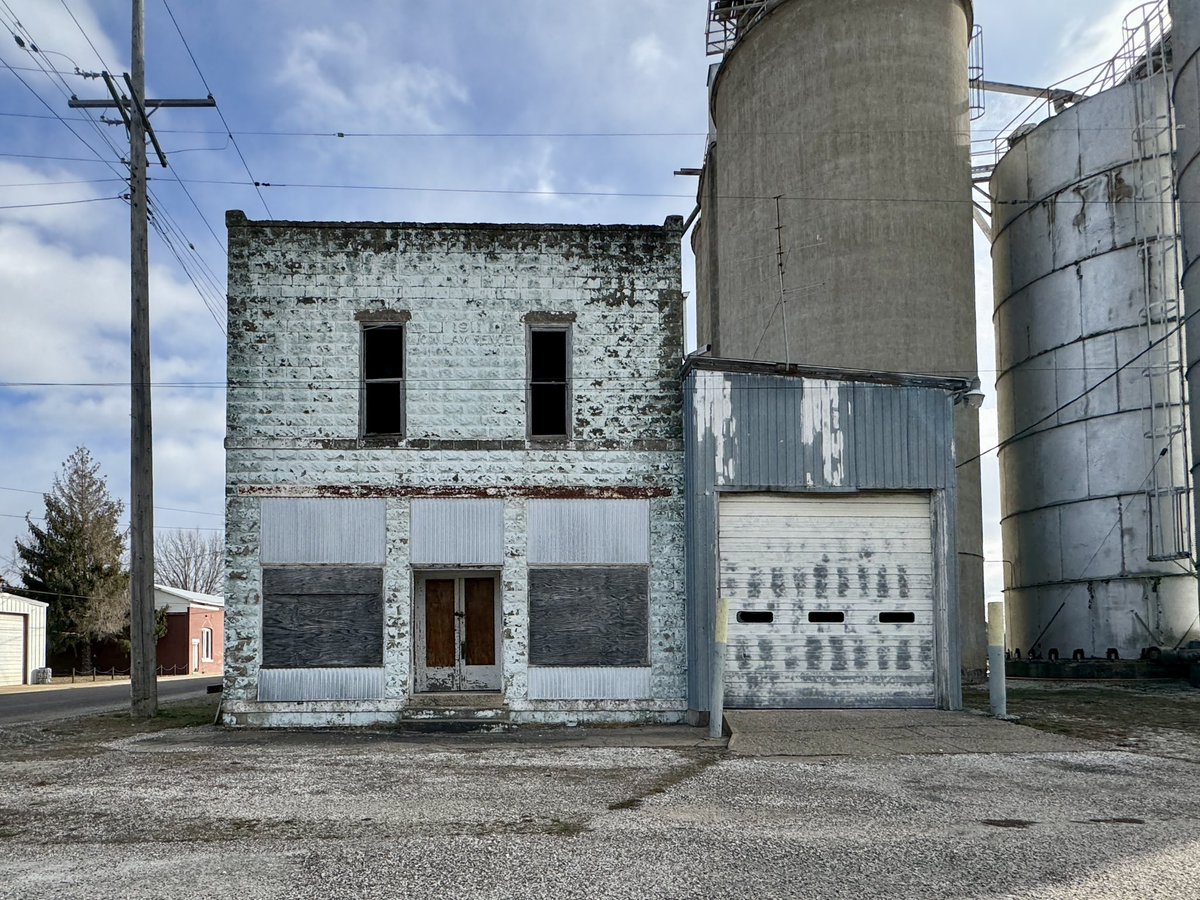 ChickenJoeSTL's tweet image. Hull, Illinois 
Population 392