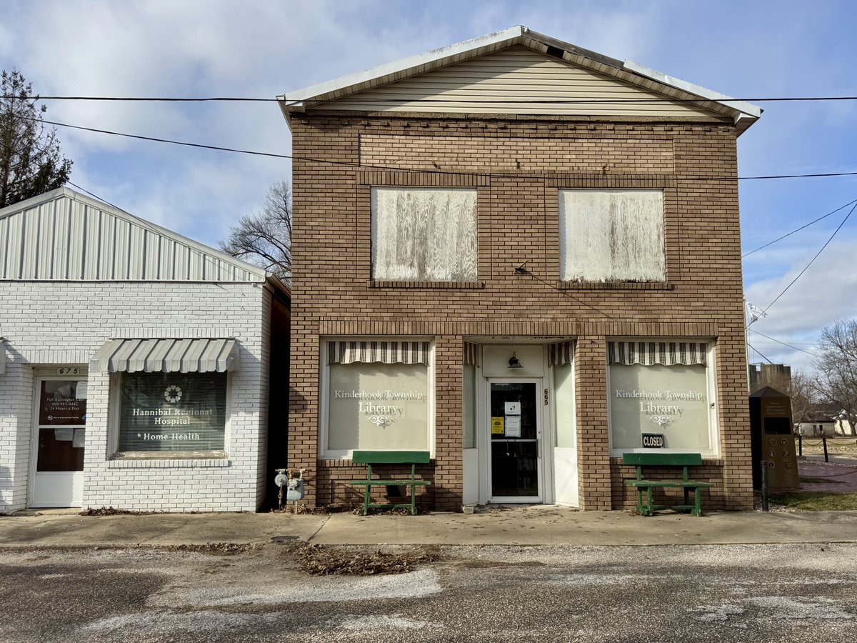 ChickenJoeSTL's tweet image. Hull, Illinois 
Population 392