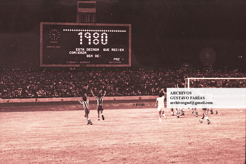 #UnaFotoCualquieraHace 46 años (22/1/1980). Talleres y River se enfrentan por la Copa de Campeones en el Chateau. En la previa, el tablero indicador (Autotrol) desea una década de paz, un par de años antes de que Argentina entre en guerra por las Islas Malvinas.