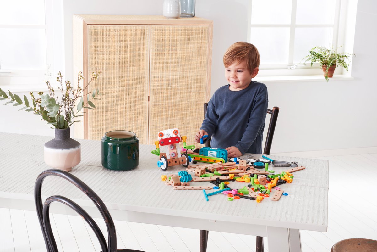 BRIO_JP's tweet photo. ついにBRIOのビルダー入門セット、デビュー！🔨✨

車とかロボとか、アイデアが止まらないみたいで可愛い😂❤️‍🔥 指先使うから脳にも良そうだし、何より「自分で作れた！」ってドヤ顔が見れるのが最高に嬉しい…！

プレゼント迷ってるならこれ一択かも🎁🚀 
https://t.co/ORoeXXBLeq

#育児 #おもちゃ収納 #BRIO