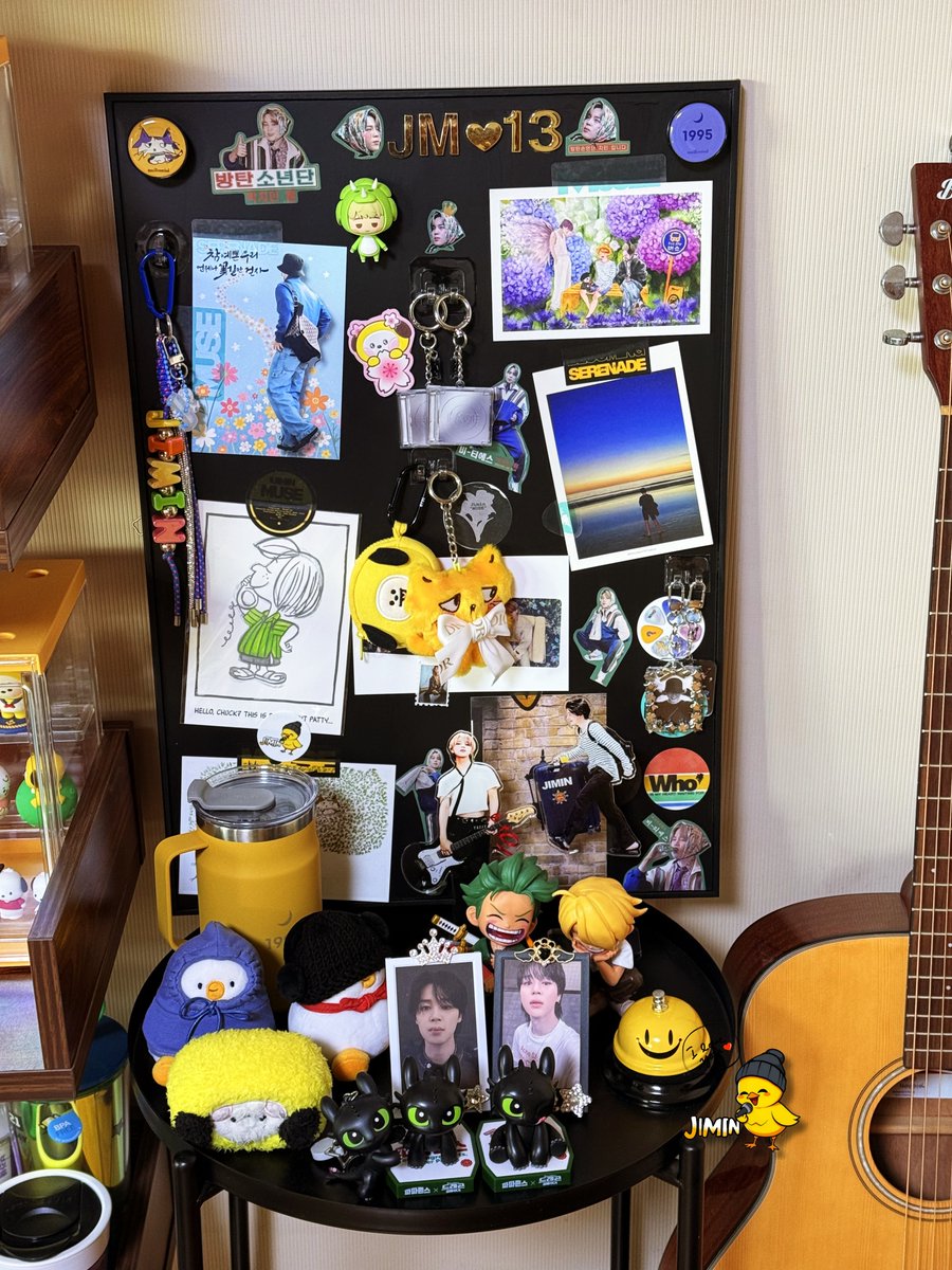 예전부터 이거 해야겠다고 생각했는데
미루고 있다가 어제 티켓팅 기다리는데 
좀 지루해서 어제 완성했어요.
집에 있는거 이것저것 붙인거예요. 사이즈는 A0

콘서트 복장은 노랑 후드, 노랑 비니.
몇 년을 노랑이로 살고 있었는데
회사에서 내준 LP앨범 컬러에 맞출 이유가 있나요.
한국팬들