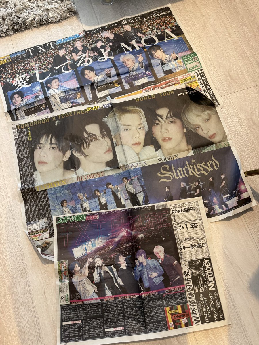 TXTの特集新聞たち2日間ともがっつり。 ボードとうちわも作りました