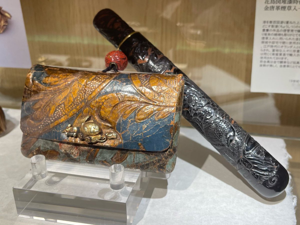 花鳥図堆漆時代煙管筒金唐革煙草入一式 #漆 を数百回塗り重ねた上から