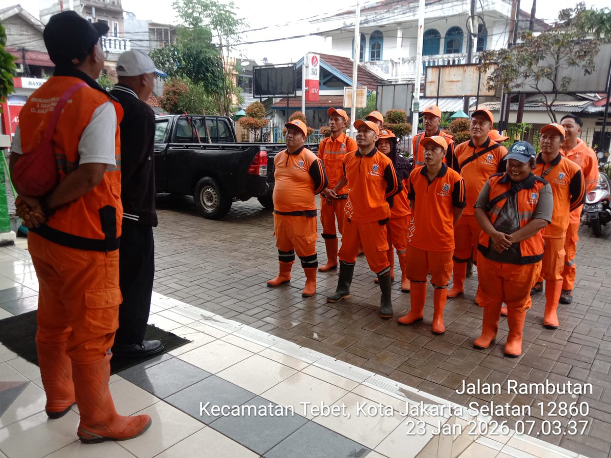 mang_sel's tweet photo. Kegiatan Apel Pagi PJLP PPSU Kelurahan dengan arahan tugas dan petunjuk pelaksanaan dilapangan oleh PPPK PW Bp. Agustomi didampingi Ajudan Bp. Nazaruddin di halaman Kantor Kelurahan Manggarai Selatan - Jum'at, 28 Januari 2026. https://t.co/dLom3ijSie