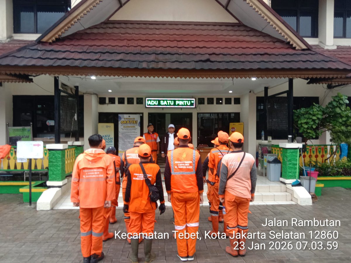 mang_sel's tweet photo. Kegiatan Apel Pagi PJLP PPSU Kelurahan dengan arahan tugas dan petunjuk pelaksanaan dilapangan oleh PPPK PW Bp. Agustomi didampingi Ajudan Bp. Nazaruddin di halaman Kantor Kelurahan Manggarai Selatan - Jum'at, 28 Januari 2026. https://t.co/dLom3ijSie
