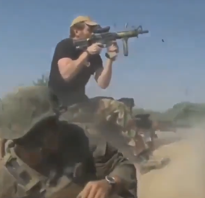 Bricktop_NAFO's tweet image. 🇬🇧 Here is a member of the British SAS Special Forces wearing just a Baseball Cap and a T-shirt whilst he “Stayed a little back, off the front lines” fighting the Taliban alongside the United States Marine.