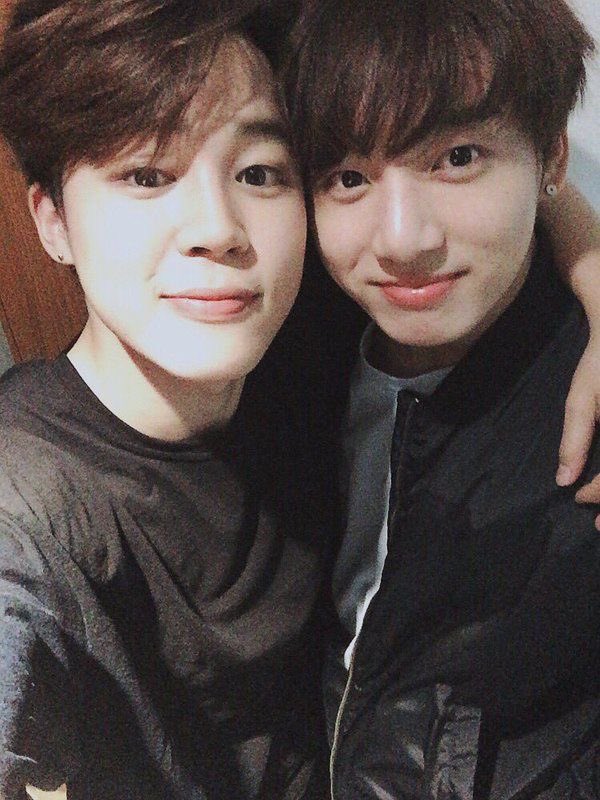 fcwonbin's tweet image. que loco que esta fue la primera selca jikook que vi en mi vida