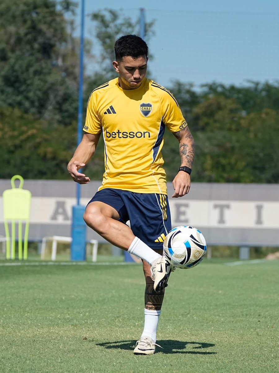 A favor de que Velasco sea titular. Tiene condiciones. Es perfil bajo y cada vez que declara muestra sus ganas de revertir la imagen. Me niego a creer que nunca va a poder jugar 6/7 puntos con la camiseta de Boca. Que el domingo sea su partido.