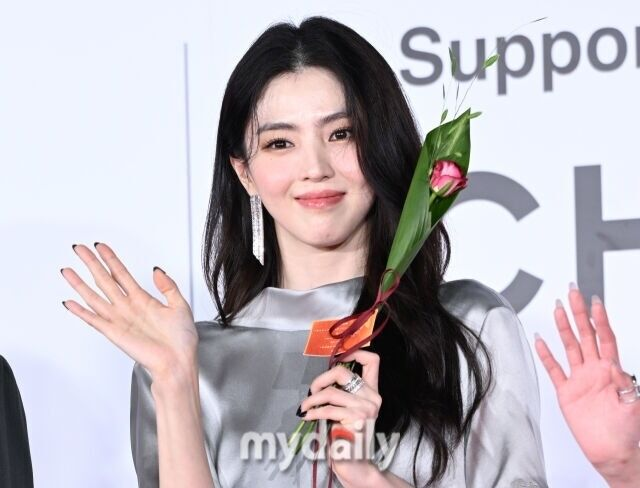 Han So Hee confirmed that rumors about her working part-time at a café are true, revealing that she helps out at a friend’s café on her days off.

Also shared that she rarely takes breaks and enjoys staying busy due to her strong drive for achievement.