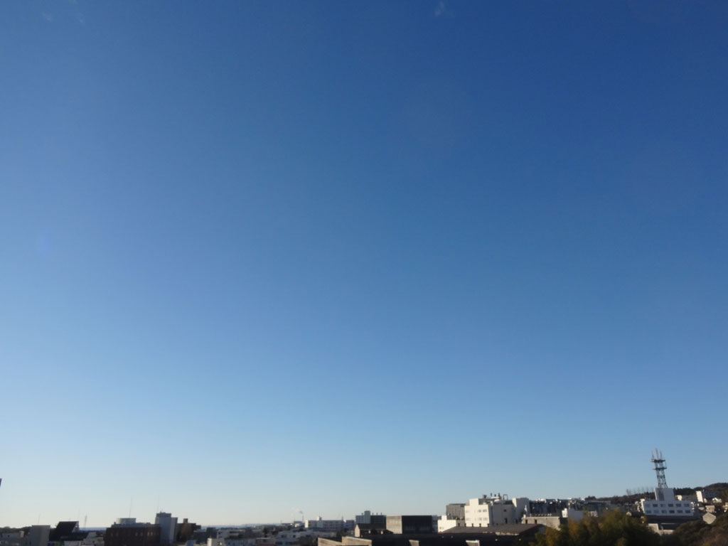 【2026年01月23日09時の空】日立市役所は、晴れています。冬型の気圧配置となっており、今日の日立市は、晴れますが、雲が広がる時もある見込みです（市役所での最高気温８℃）。明日は、晴れ時々曇りの予想です(最低気温マイナス１℃、最高気温１０℃）。#日立市天気