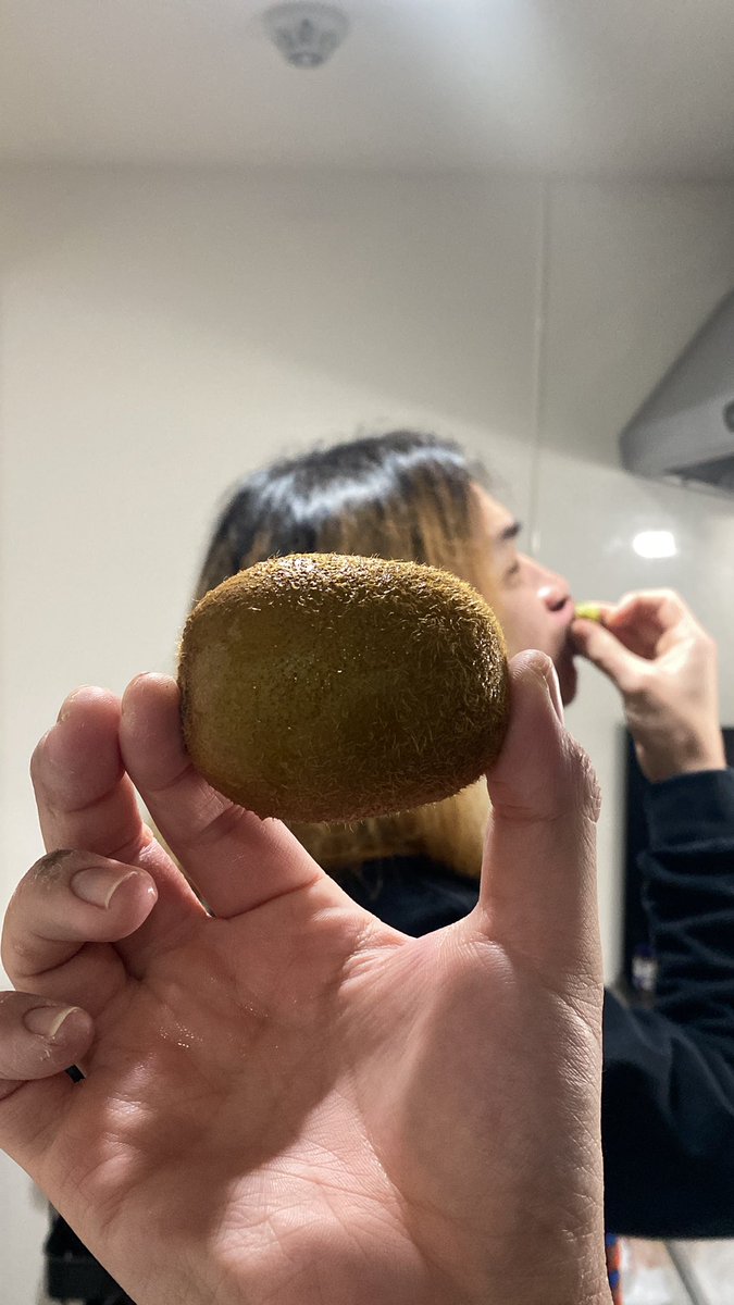 キウイそのまま食べてって言われたけど、育ちの問題？？？
食べてええんか？？？？？？