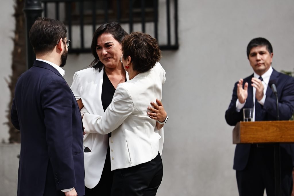 ErizoCL's tweet image. Cuando les reclamen x el gabinete, recuerden que estos hueones designaron a la descriteriada Izkia Siches, al violeta Monsalve, y a la lobbista de SQM Carolina Tohá